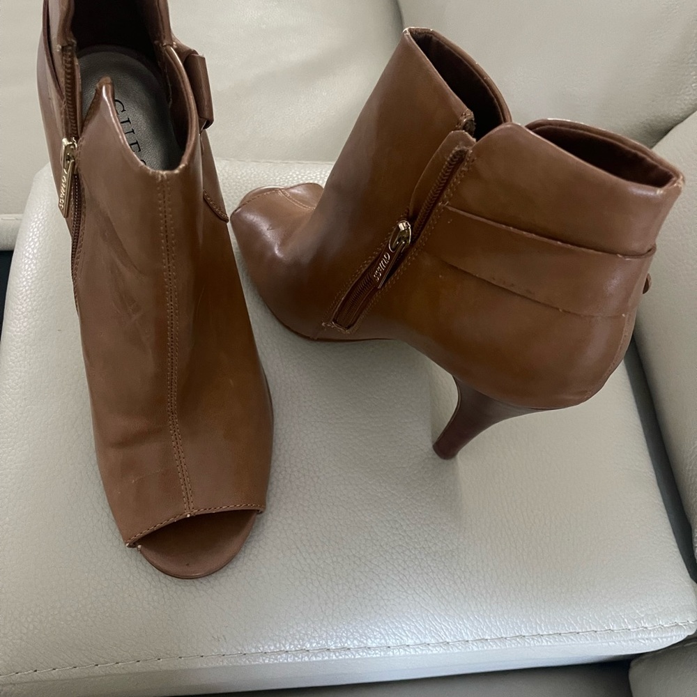 Guess - Picture 9 of 10